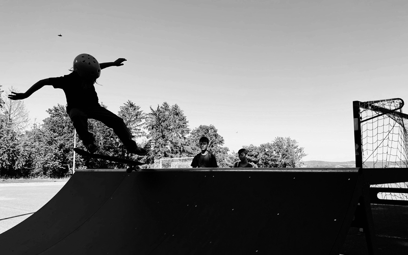Skateboarder in Minirampe Skateboardrampe