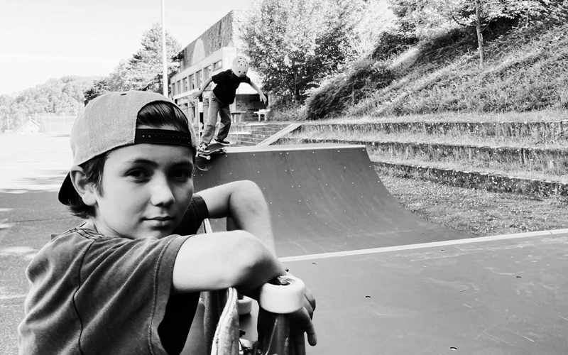 Skater am skaten auf Minirampe Skateboardrampe