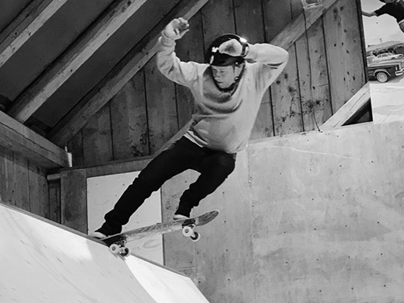 Peter Lutz Founder & Engineer von Sundayramp Peter Lutz Founder & Engineer von Sundayramp Skateboardrampen skatet in einer Minirampe
